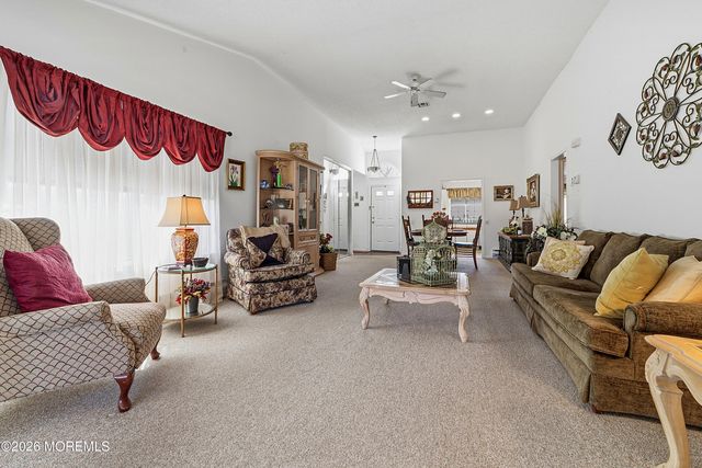 1213 Lindera Plz 213B, Monroe, NJ 08831