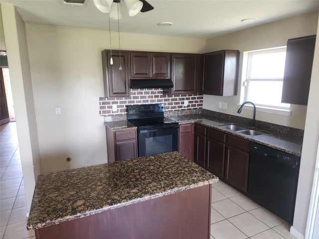 338 Apache Field Lane, La Marque, TX 77568
