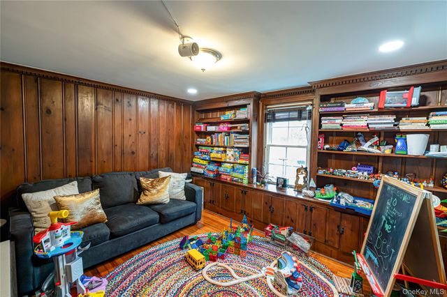 23 Pinetree Lane, Old Westbury, NY 11568