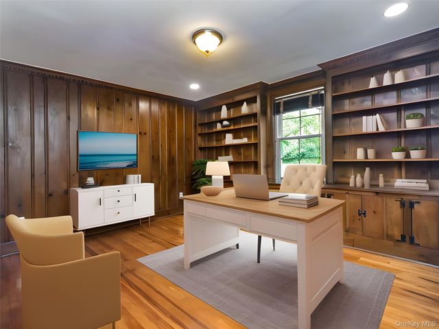 23 Pinetree Lane, Old Westbury, NY 11568