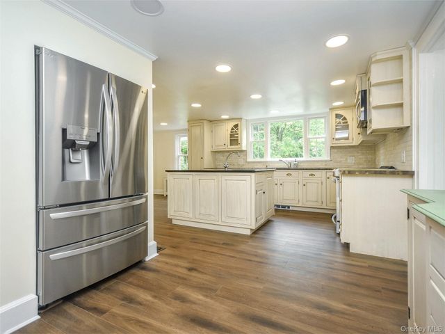23 Pinetree Lane, Old Westbury, NY 11568