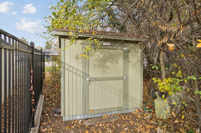 527 SHERIDAN CIR, Centerville, UT 84014