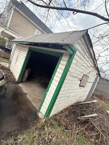 3520 Siam Avenue, Cleveland, OH 44113