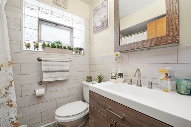 4551 W Foster Avenue, Chicago, IL 60630