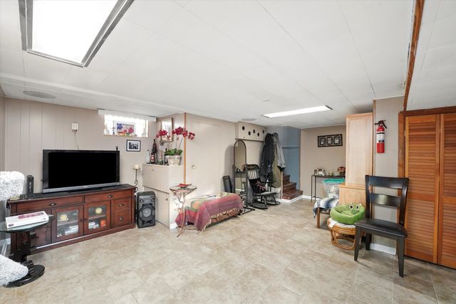 4551 W Foster Avenue, Chicago, IL 60630