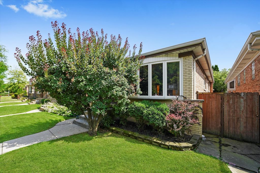 4551 W Foster Avenue, Chicago, IL 60630