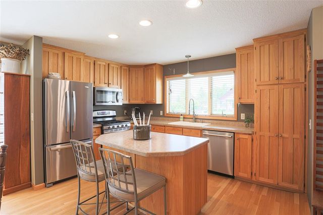 2400 Emerald Bend, Hudson, WI 54016