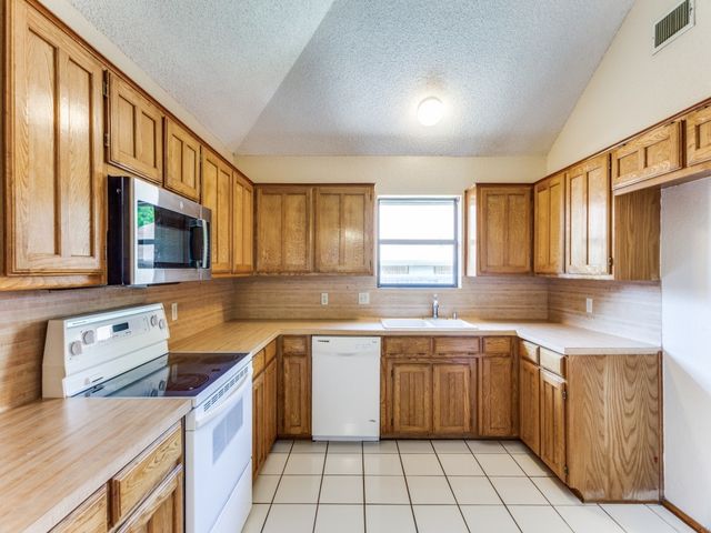 10200 Pack Saddle Court, Fort Worth, TX 76108
