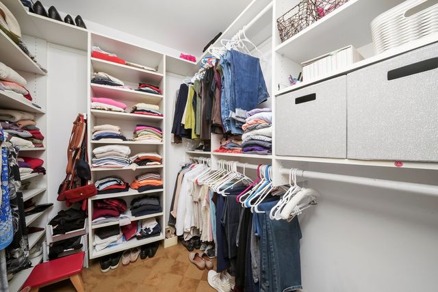 18 S Wynstone Drive, North Barrington, IL 60010