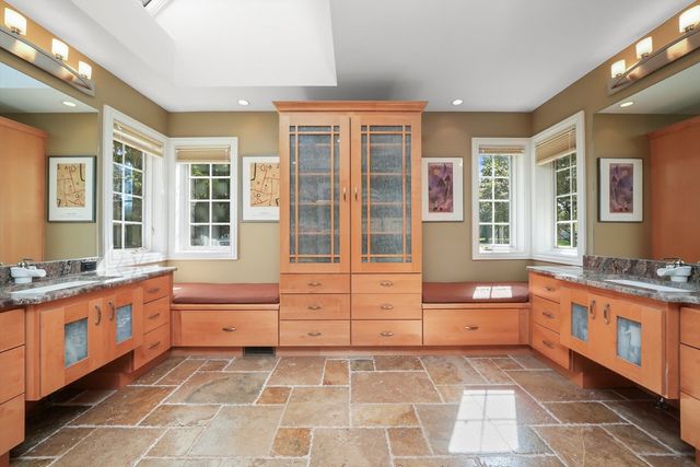 18 S Wynstone Drive, North Barrington, IL 60010