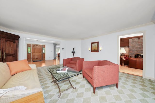 18 S Wynstone Drive, North Barrington, IL 60010