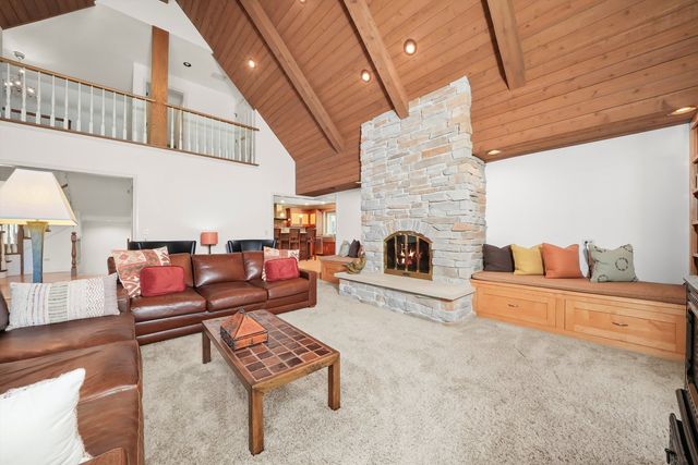 18 S Wynstone Drive, North Barrington, IL 60010