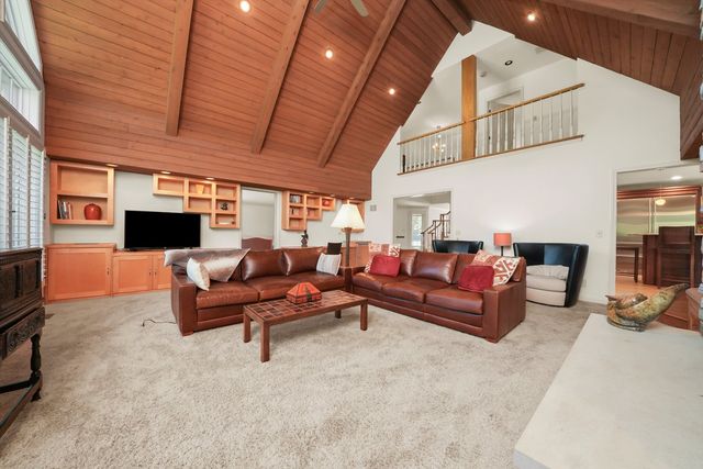 18 S Wynstone Drive, North Barrington, IL 60010