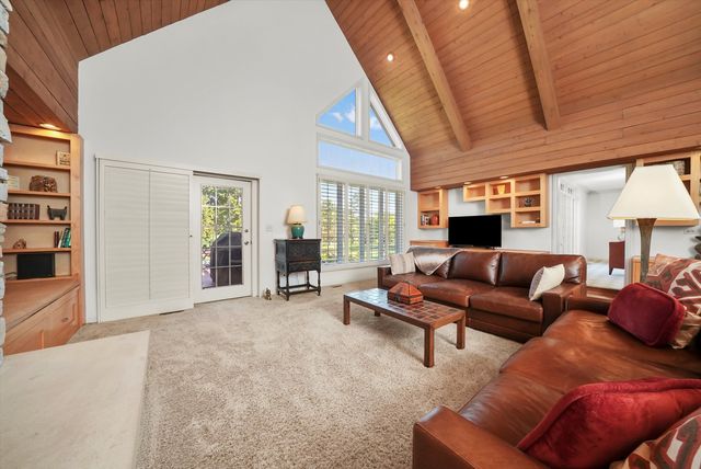 18 S Wynstone Drive, North Barrington, IL 60010