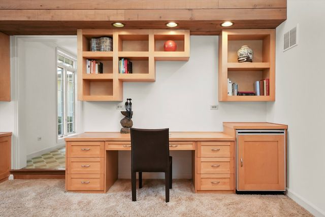 18 S Wynstone Drive, North Barrington, IL 60010