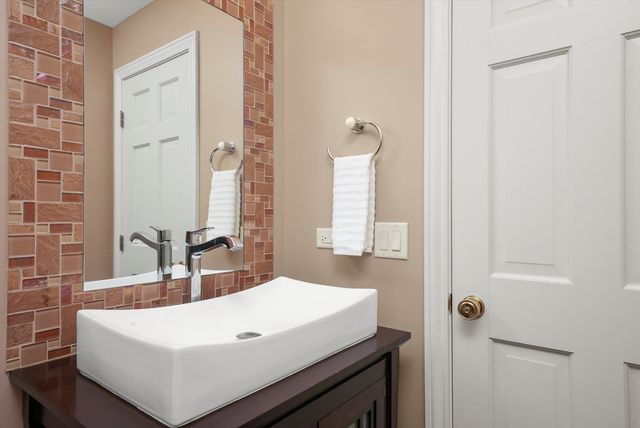 18 S Wynstone Drive, North Barrington, IL 60010