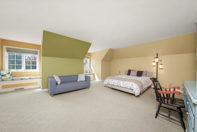 18 S Wynstone Drive, North Barrington, IL 60010