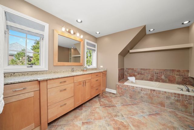 18 S Wynstone Drive, North Barrington, IL 60010