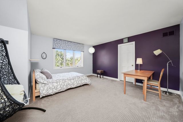 18 S Wynstone Drive, North Barrington, IL 60010