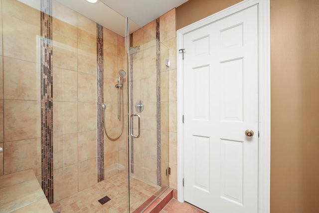 18 S Wynstone Drive, North Barrington, IL 60010