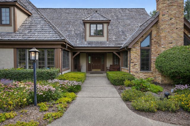 18 S Wynstone Drive, North Barrington, IL 60010