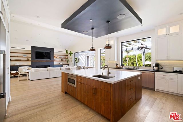 19739 Henshaw Street, Woodland Hills (los Angeles), CA 91364