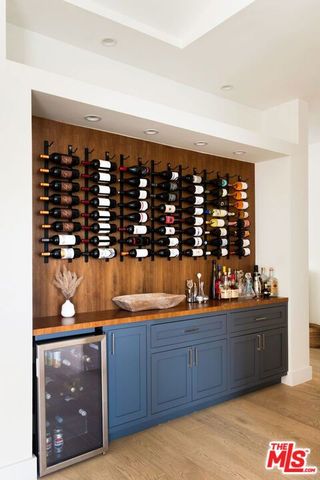 19739 Henshaw Street, Woodland Hills (los Angeles), CA 91364