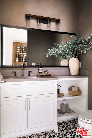 19739 Henshaw Street, Woodland Hills (los Angeles), CA 91364