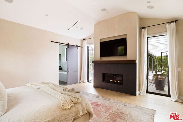 19739 Henshaw Street, Woodland Hills (los Angeles), CA 91364