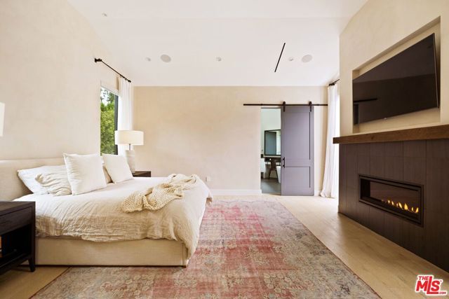 19739 Henshaw Street, Woodland Hills (los Angeles), CA 91364