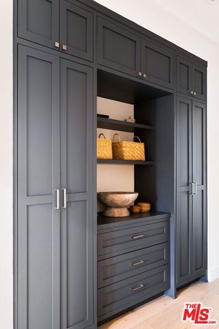 19739 Henshaw Street, Woodland Hills (los Angeles), CA 91364