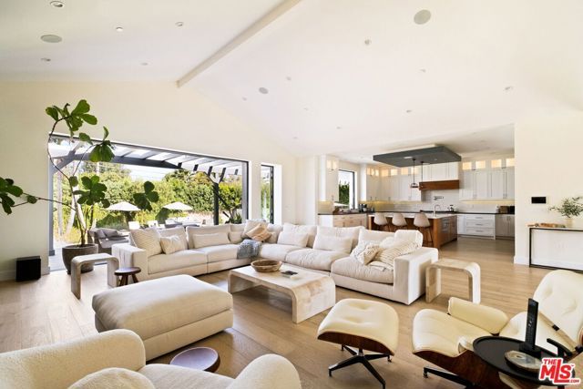 19739 Henshaw Street, Woodland Hills (los Angeles), CA 91364