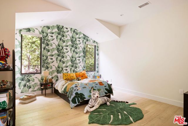 19739 Henshaw Street, Woodland Hills (los Angeles), CA 91364