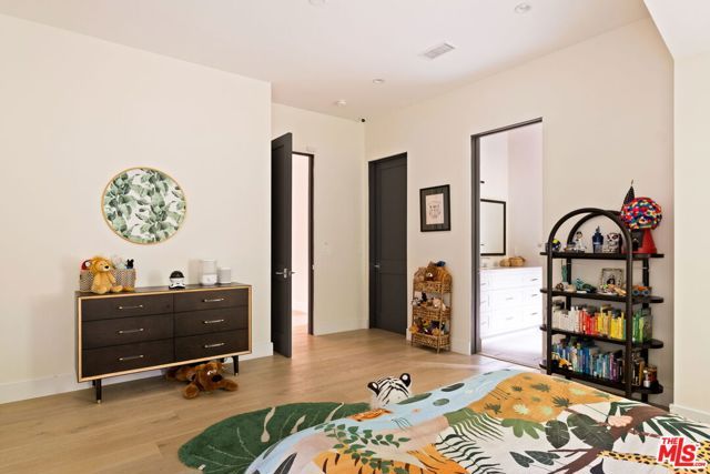 19739 Henshaw Street, Woodland Hills (los Angeles), CA 91364