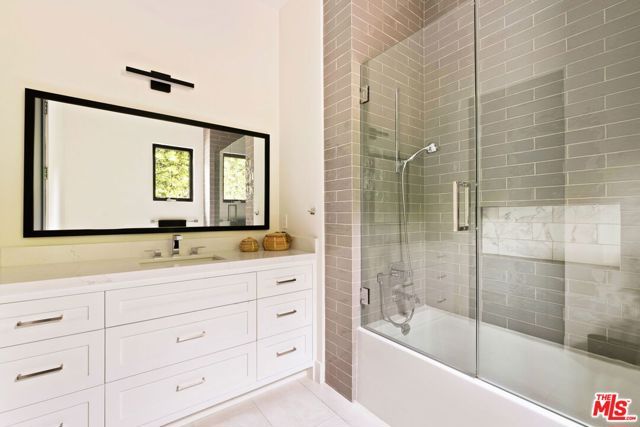 19739 Henshaw Street, Woodland Hills (los Angeles), CA 91364