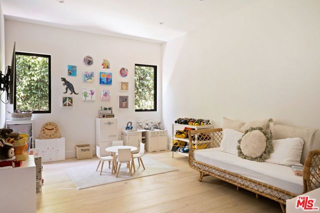 19739 Henshaw Street, Woodland Hills (los Angeles), CA 91364