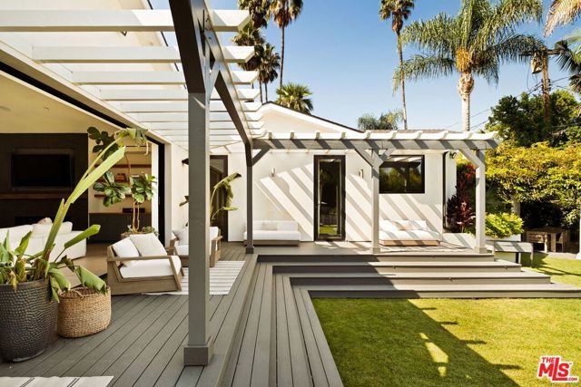 19739 Henshaw Street, Woodland Hills (los Angeles), CA 91364