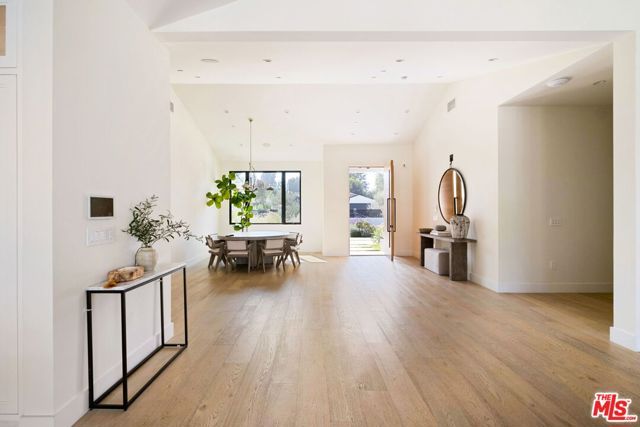 19739 Henshaw Street, Woodland Hills (los Angeles), CA 91364