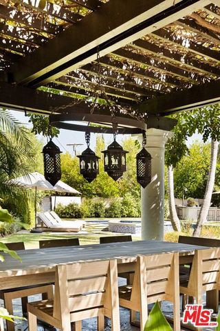 19739 Henshaw Street, Woodland Hills (los Angeles), CA 91364