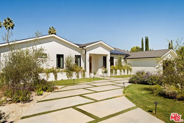 19739 Henshaw Street, Woodland Hills (los Angeles), CA 91364