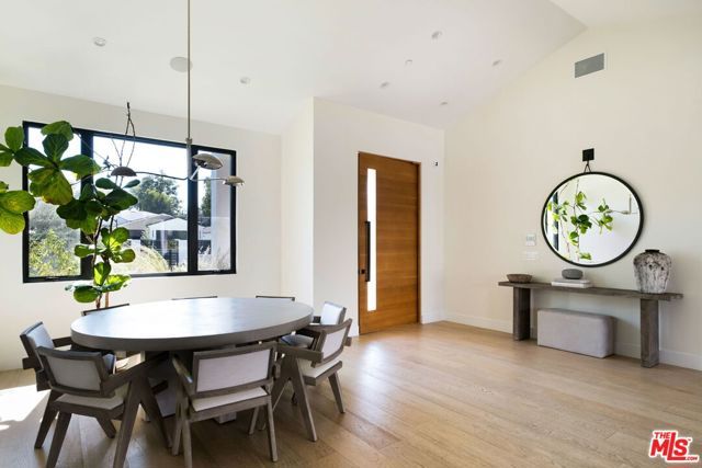 19739 Henshaw Street, Woodland Hills (los Angeles), CA 91364