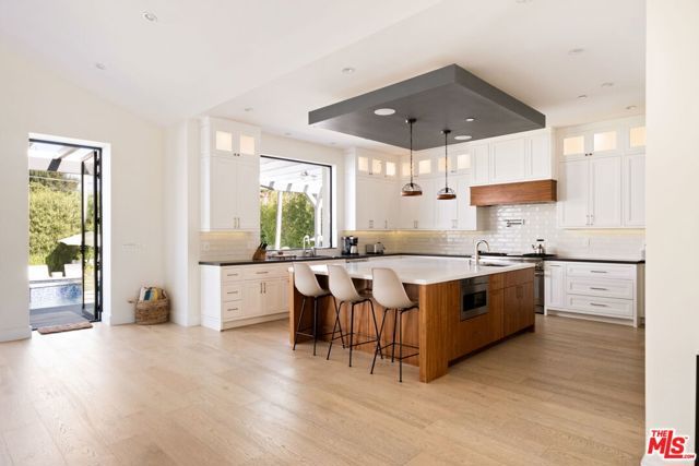 19739 Henshaw Street, Woodland Hills (los Angeles), CA 91364