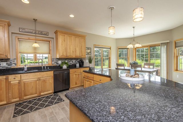 N16W29803 Brookstone CIRCLE, Pewaukee, WI 53072