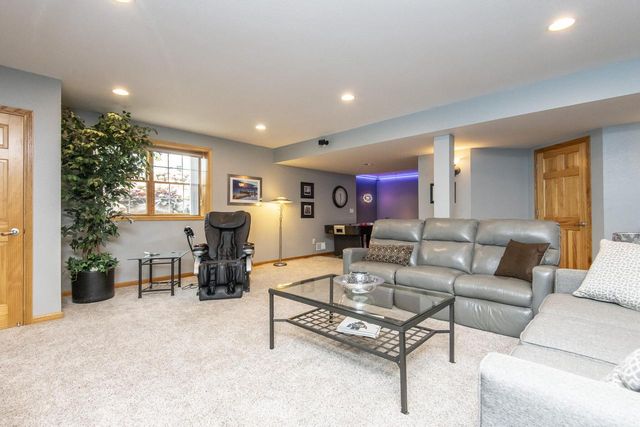 N16W29803 Brookstone CIRCLE, Pewaukee, WI 53072