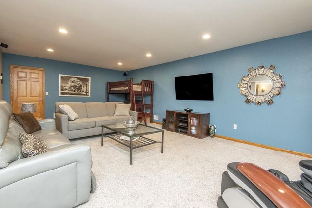 N16W29803 Brookstone CIRCLE, Pewaukee, WI 53072