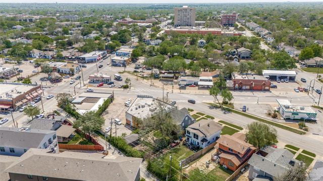 1015 Kings Highway, Dallas, TX 75208