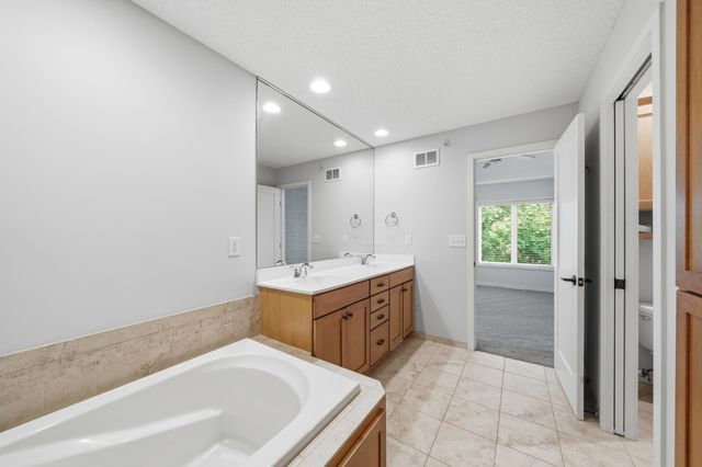 635 Willoughby Way W, Minnetonka, MN 55305