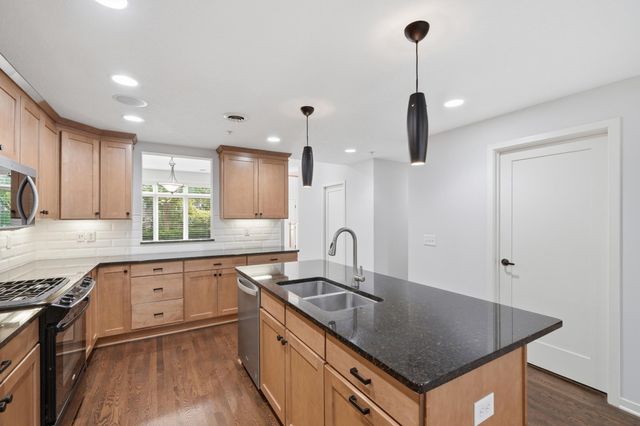 635 Willoughby Way W, Minnetonka, MN 55305