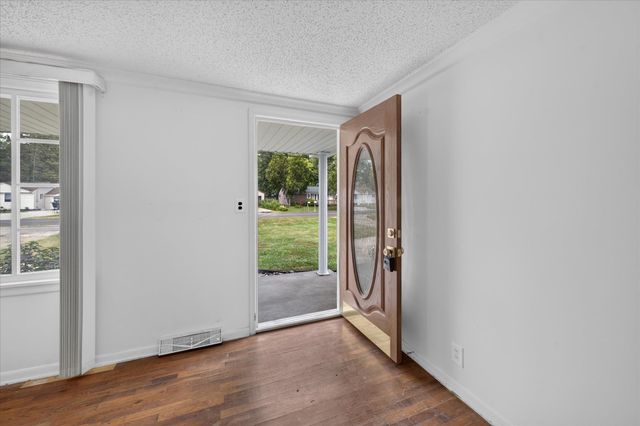 6162 Sandy Lane, Burton, MI 48519