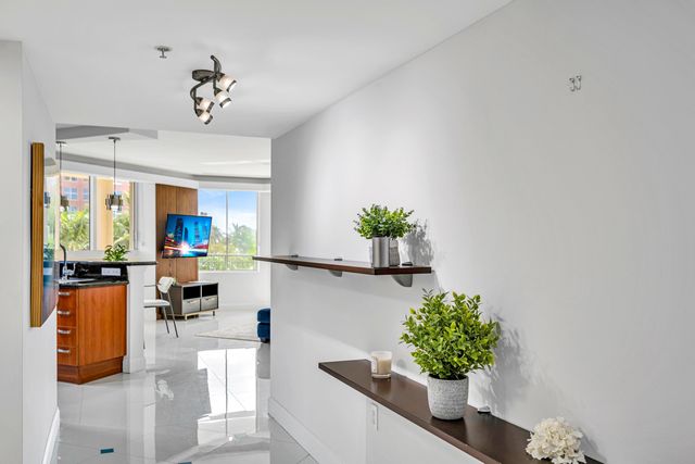 2011 N Ocean Boulevard 405, Fort Lauderdale, FL 33305